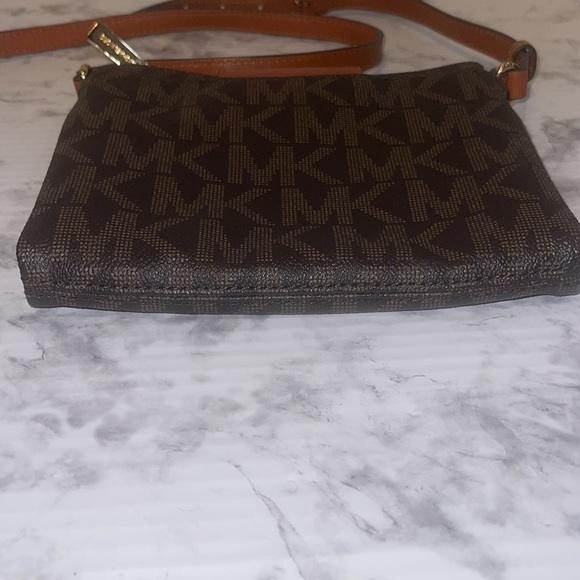 Michael Kors monogram crossbody - Picture 3 of 12
